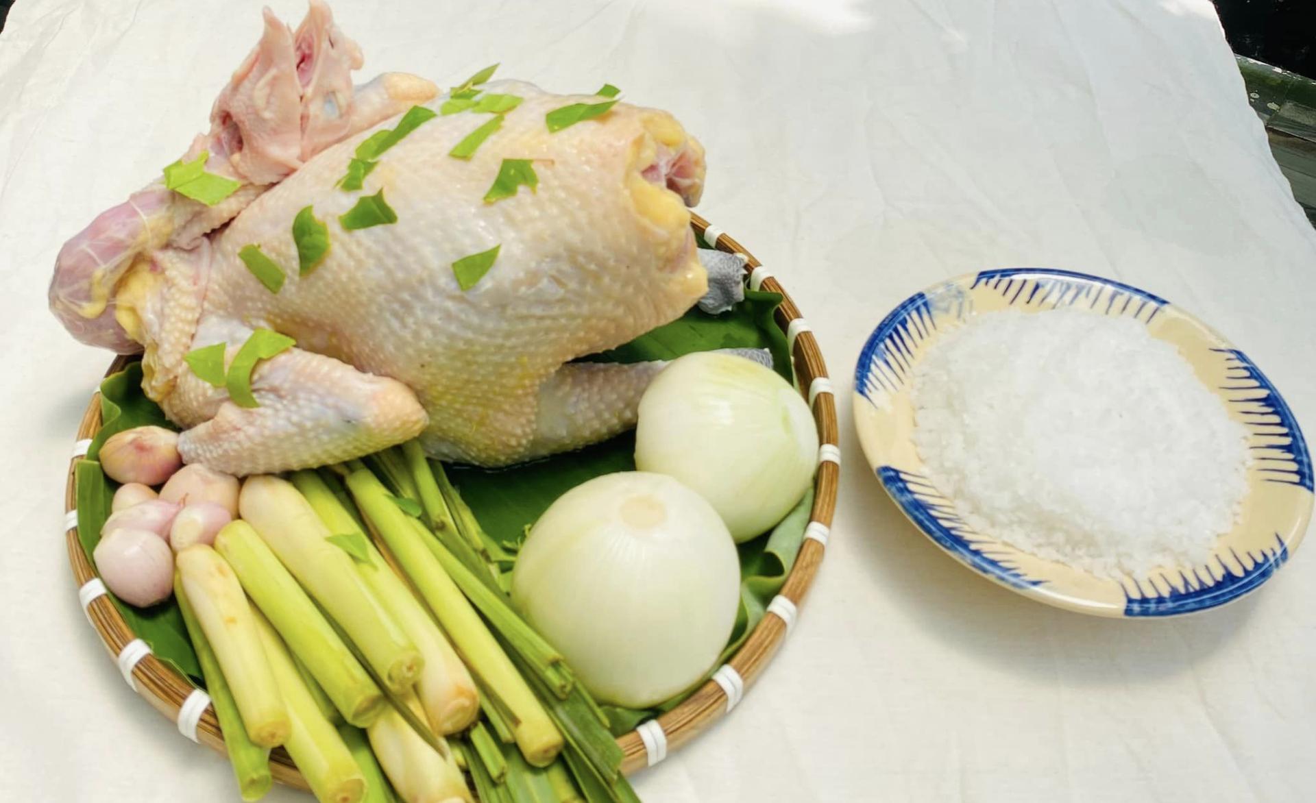 Nguyên liệu của gà hấp muối hạt